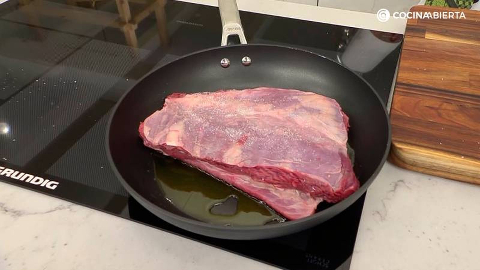 Dora la carne en la sartén