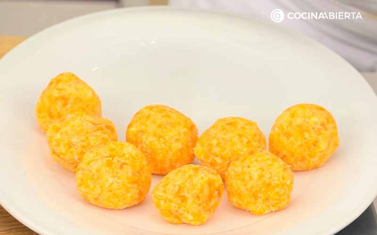 Forma bolitas con la masa