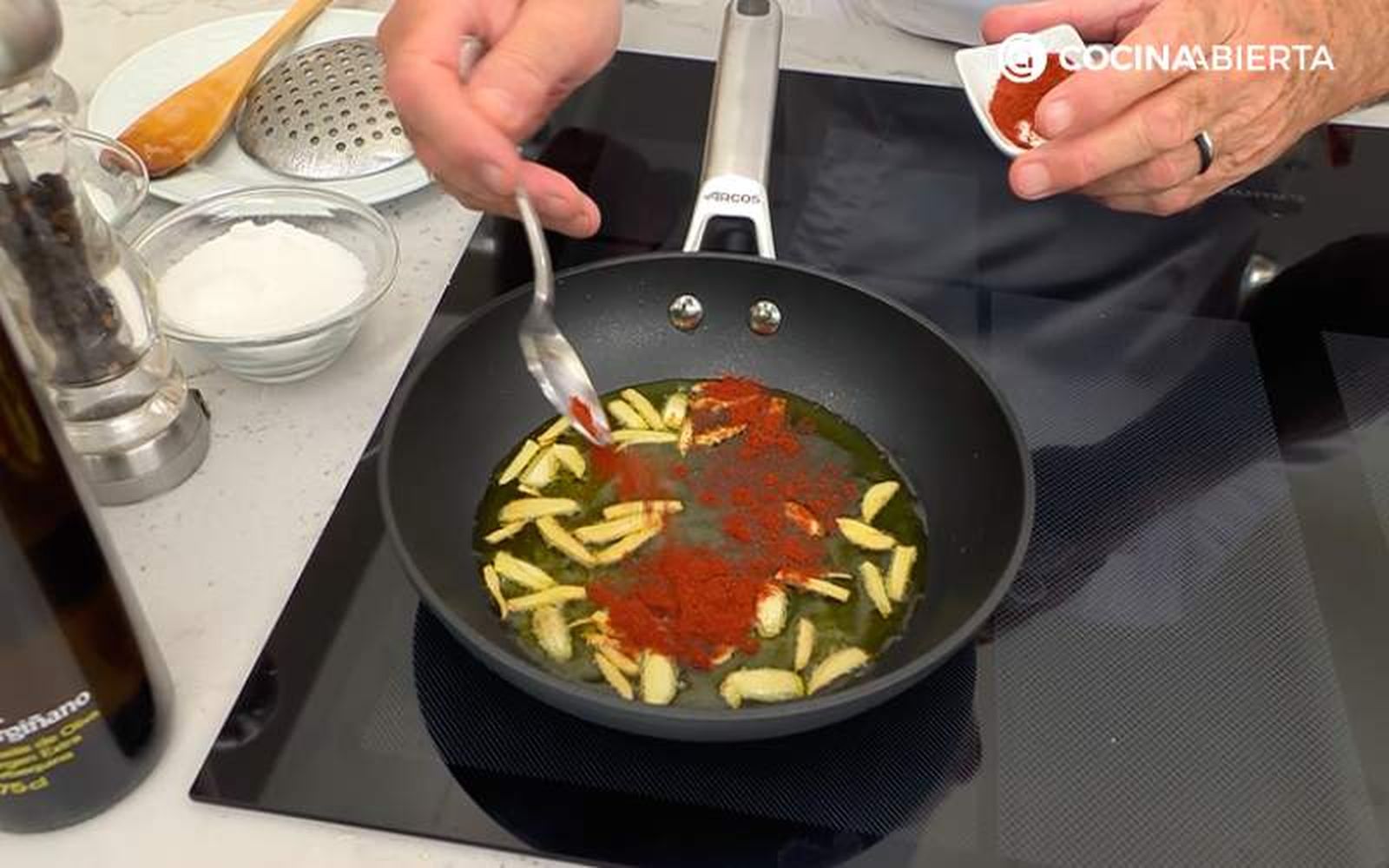 Añade pimentón dulce o picante