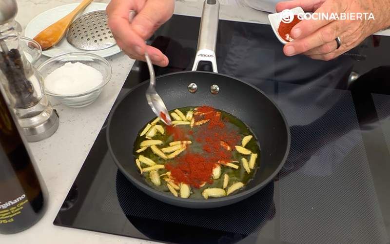 Añade pimentón dulce o picante