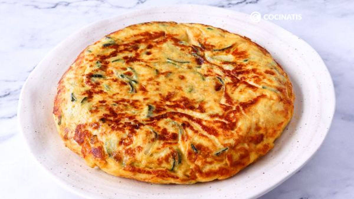 Tortilla de calabacín lista para comer