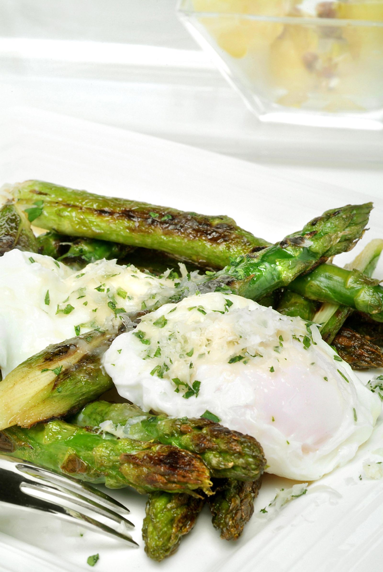 Espárragos verdes con huevos escalfados
