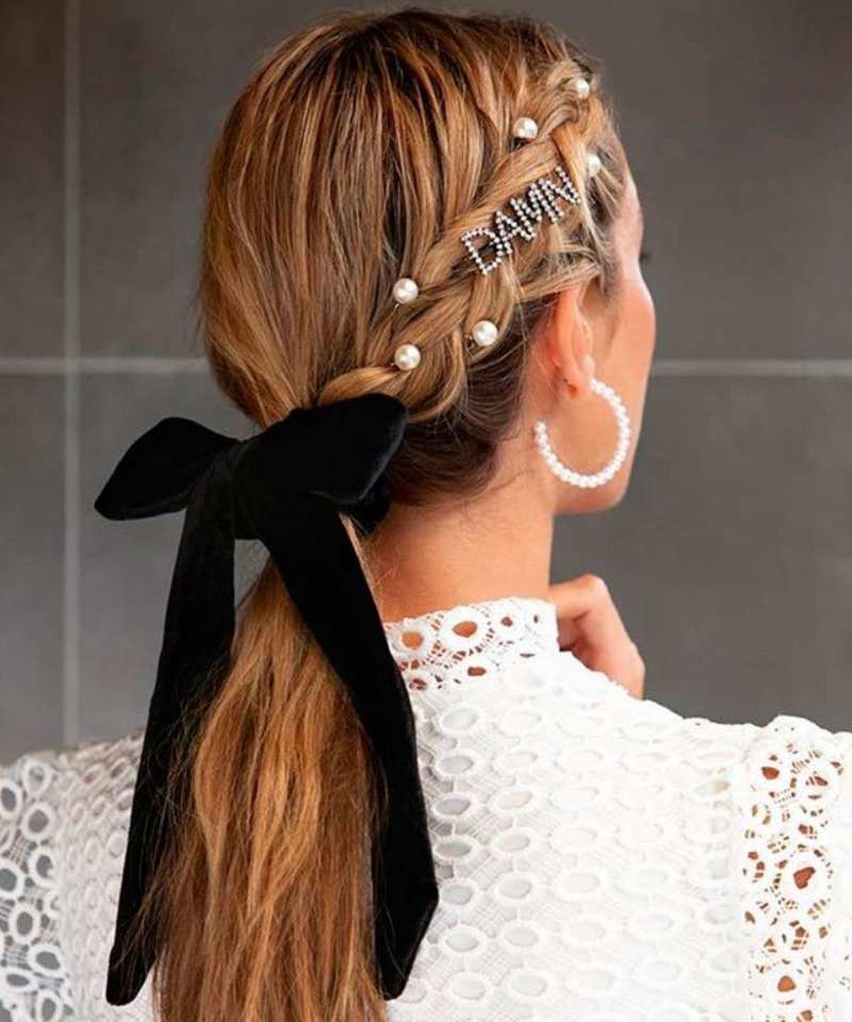 Coleta con lazo de terciopelo, horquilla y perlas
