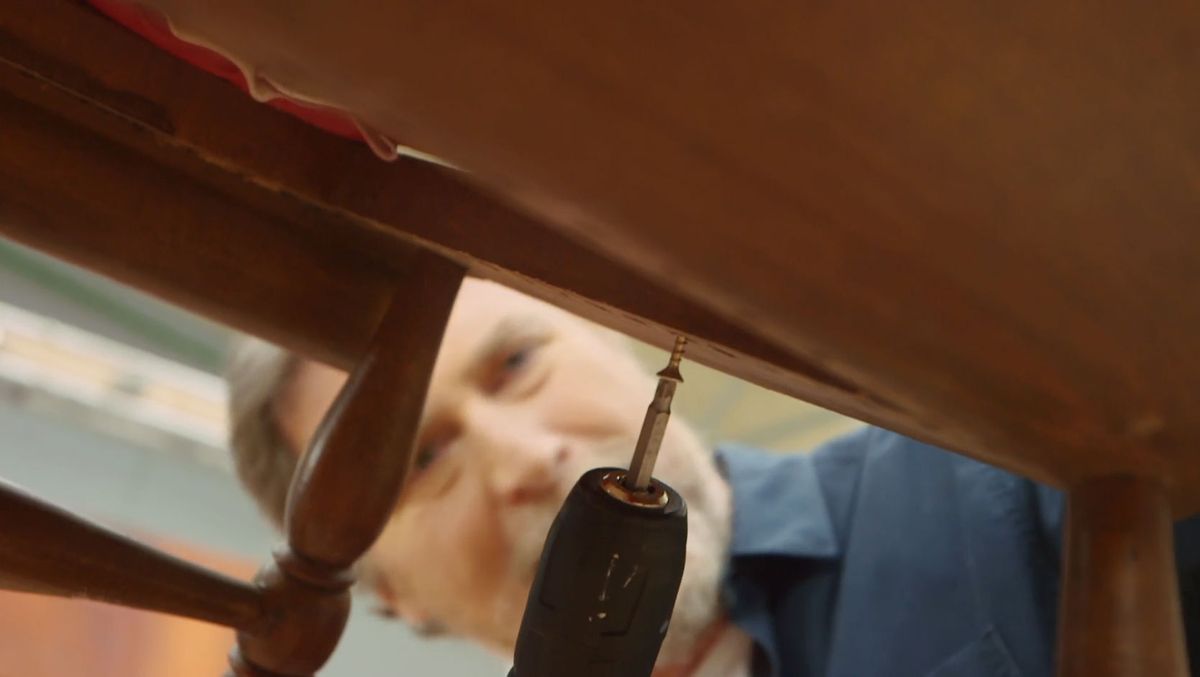 Cómo restaurar el asiento de una mecedora paso 12