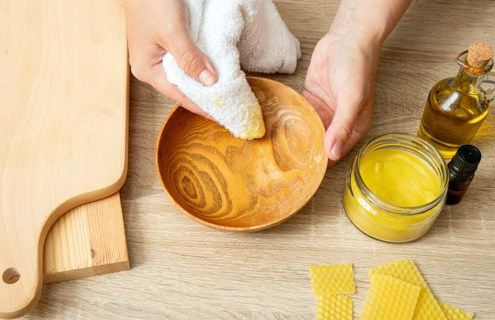 La cera de abeja es ideal para nutrir, dar brillo y proteger la madera natural