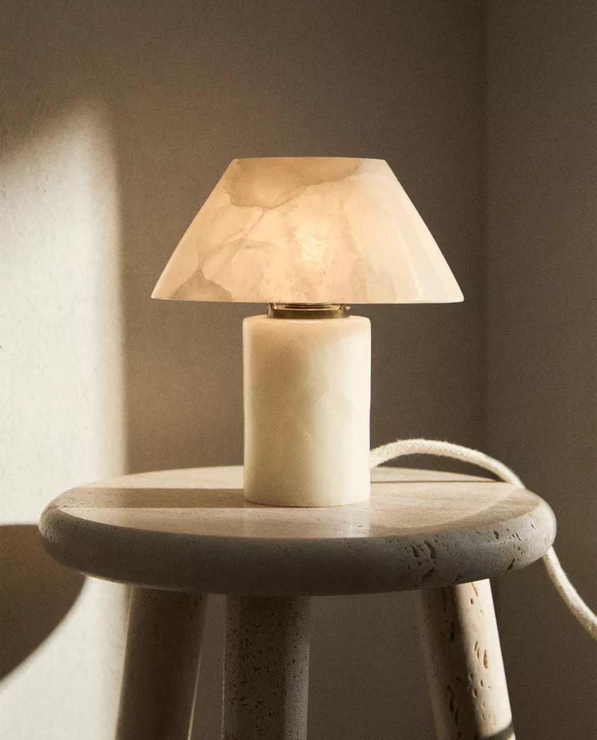 Lámpara de sobremesa de alabastro.