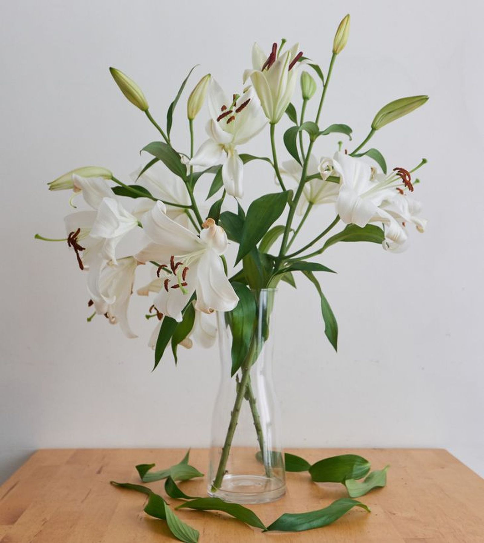 arreglo floral con lirios flor blanco