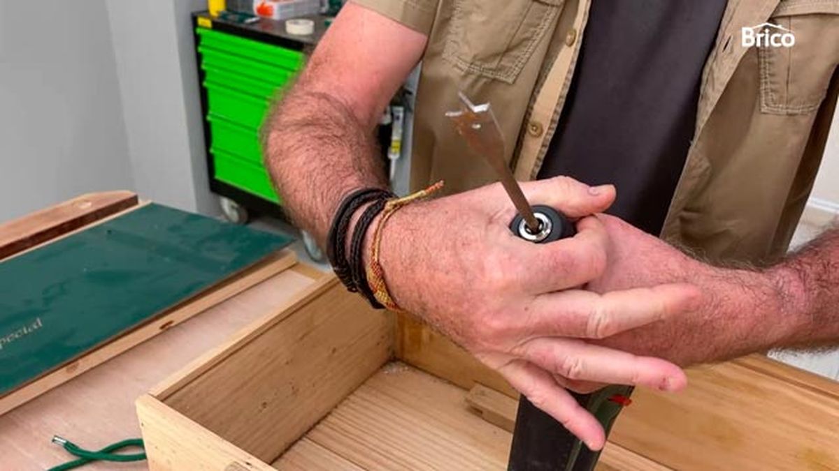 Cómo hacer una estantería con una caja de madera paso 3