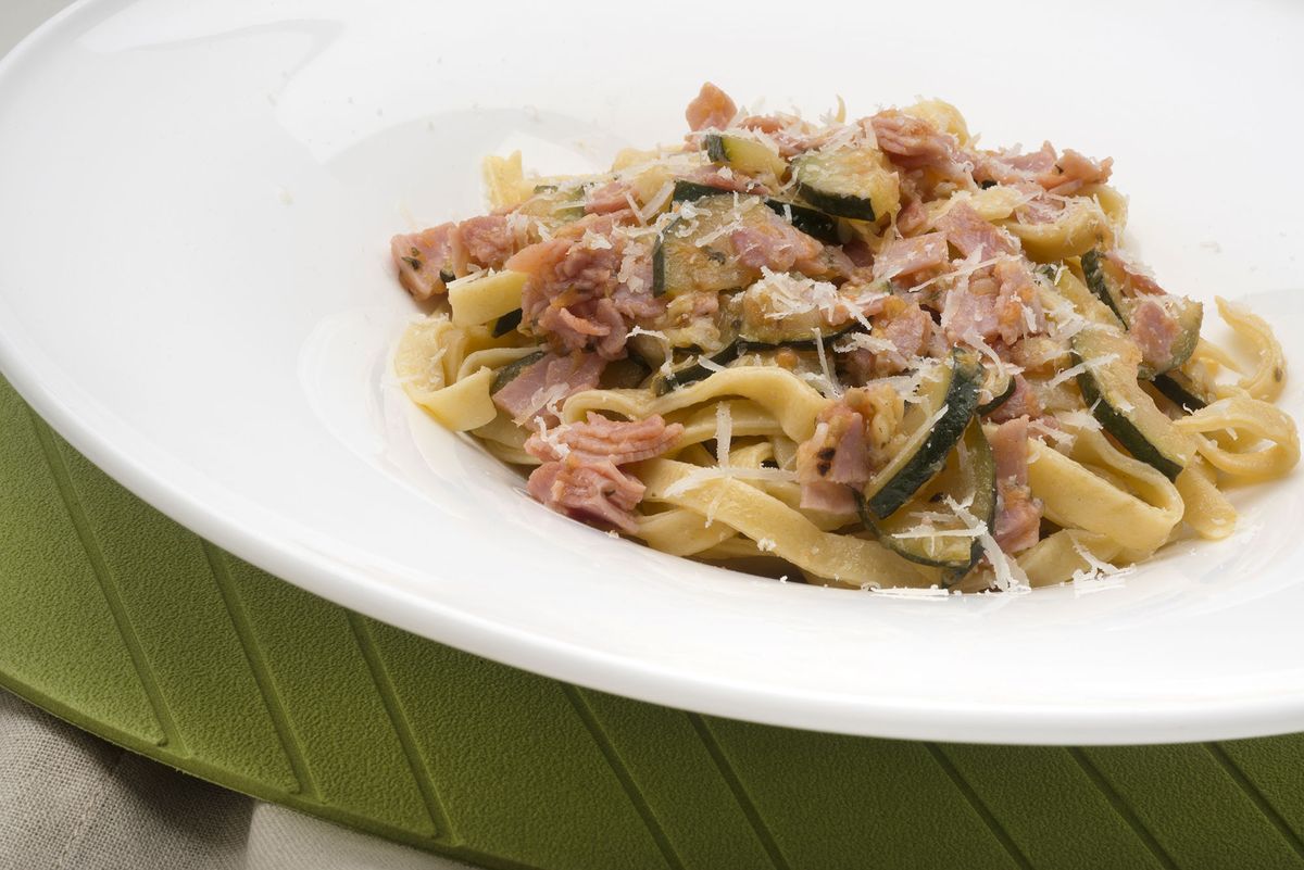 5878 1 Pasta fresca con jamon, calabacin y queso (1263) xl