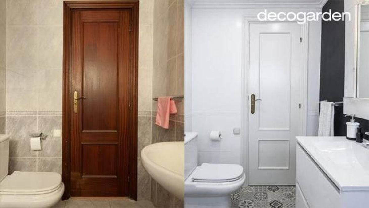 Antes y después de baño renovado pintando los azulejos y decorándolo en blanco y negro.