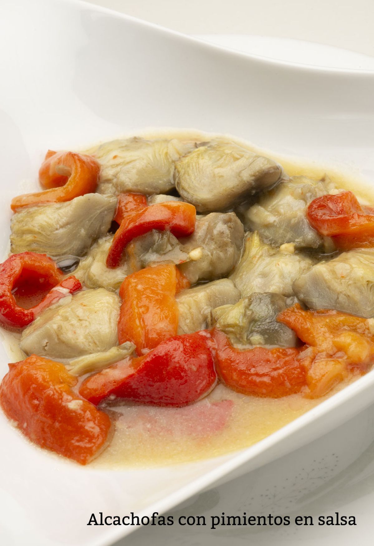 alcachofas con pimientos en salsa v