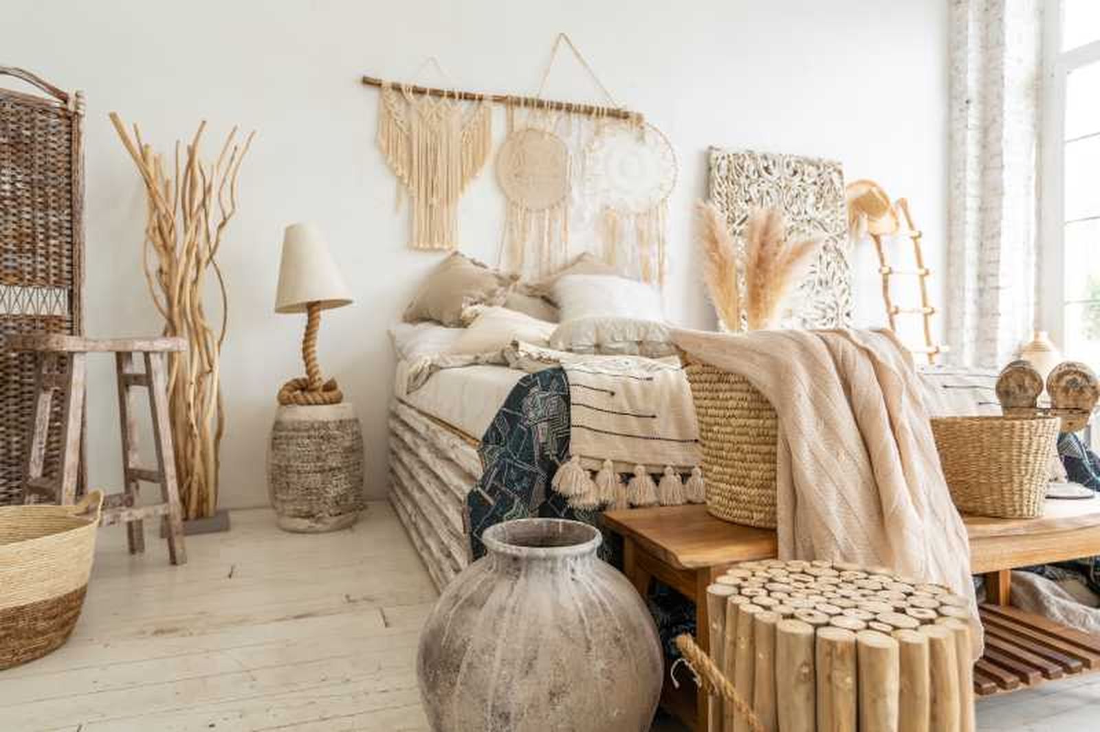 Dormitorio con decoración craftcore.