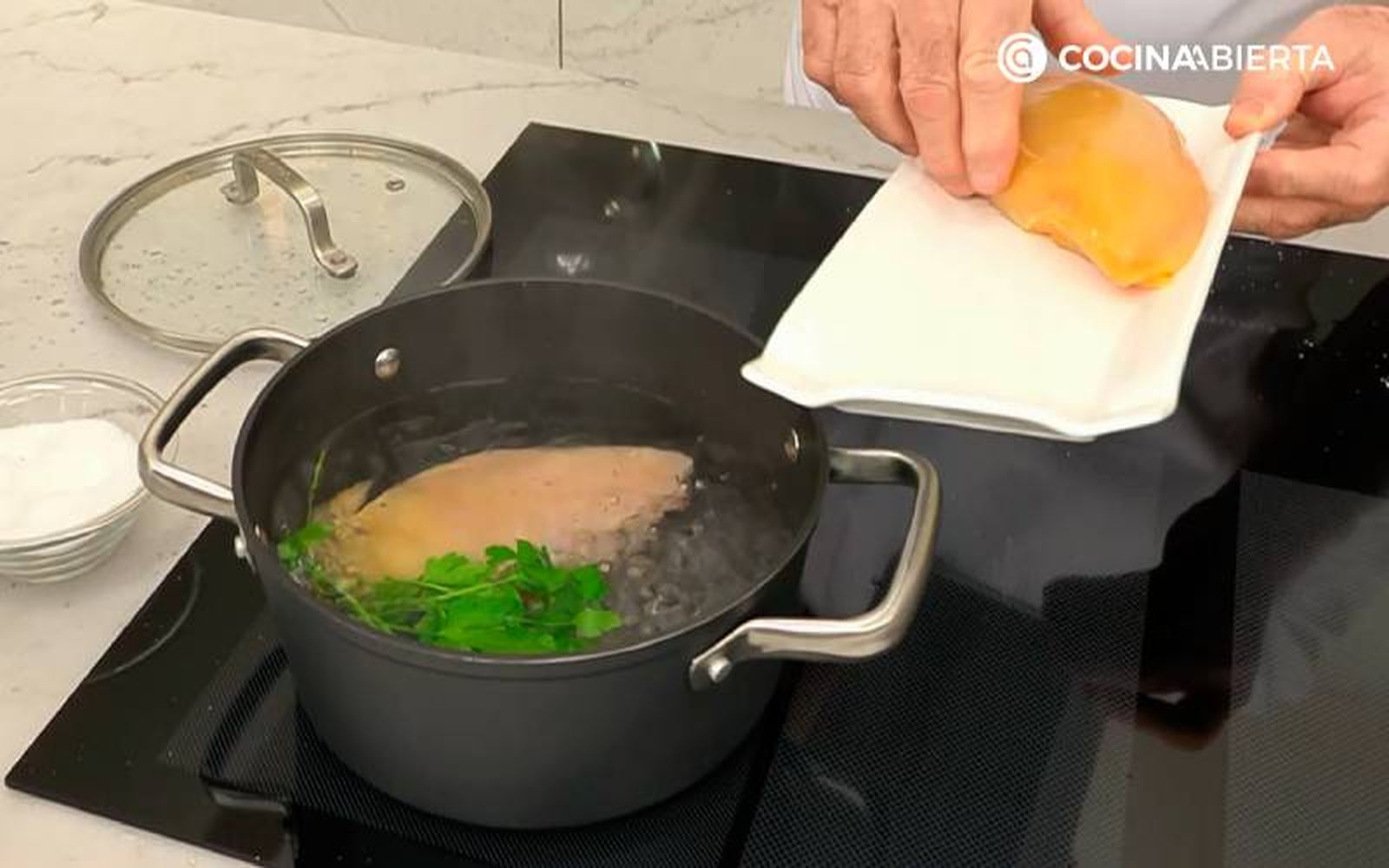 Elaboración de la receta de boniato con pollo y verduras - Cuece las pechugas de pollo