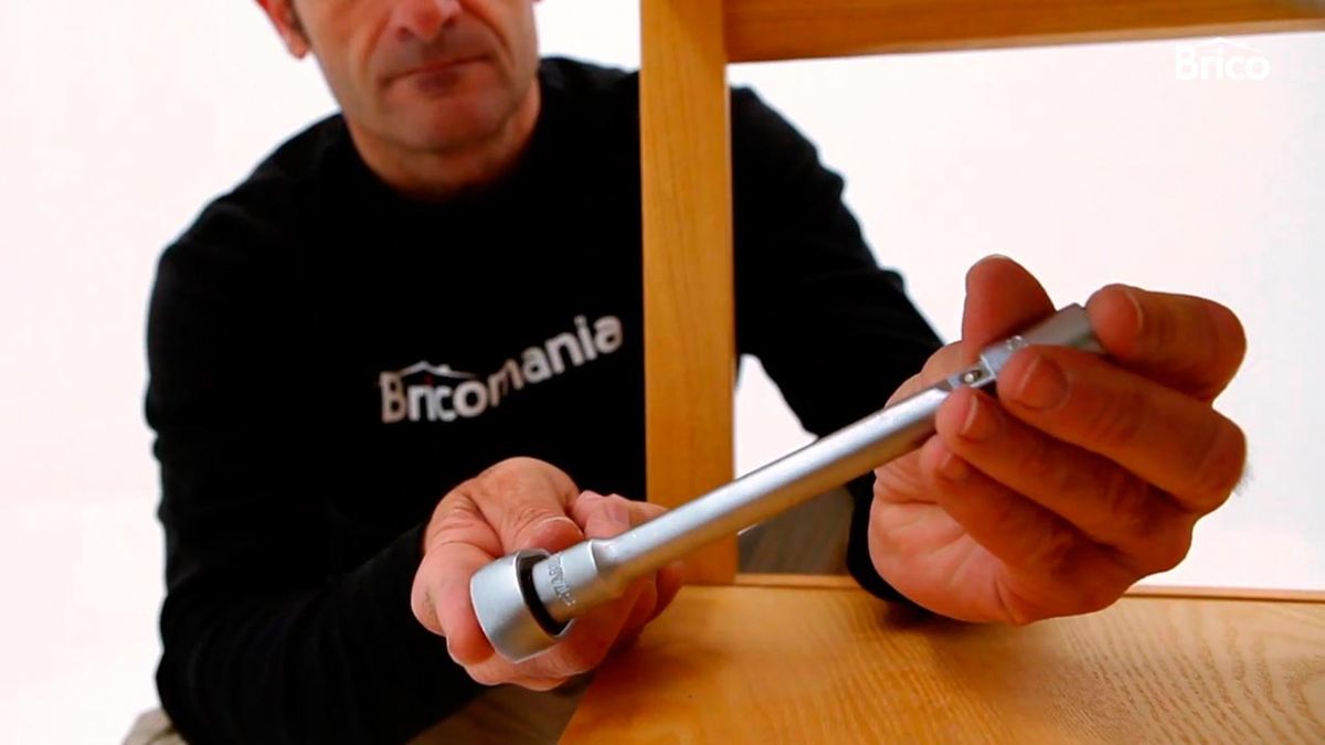 Cómo apretar el grifo del lavabo paso 2