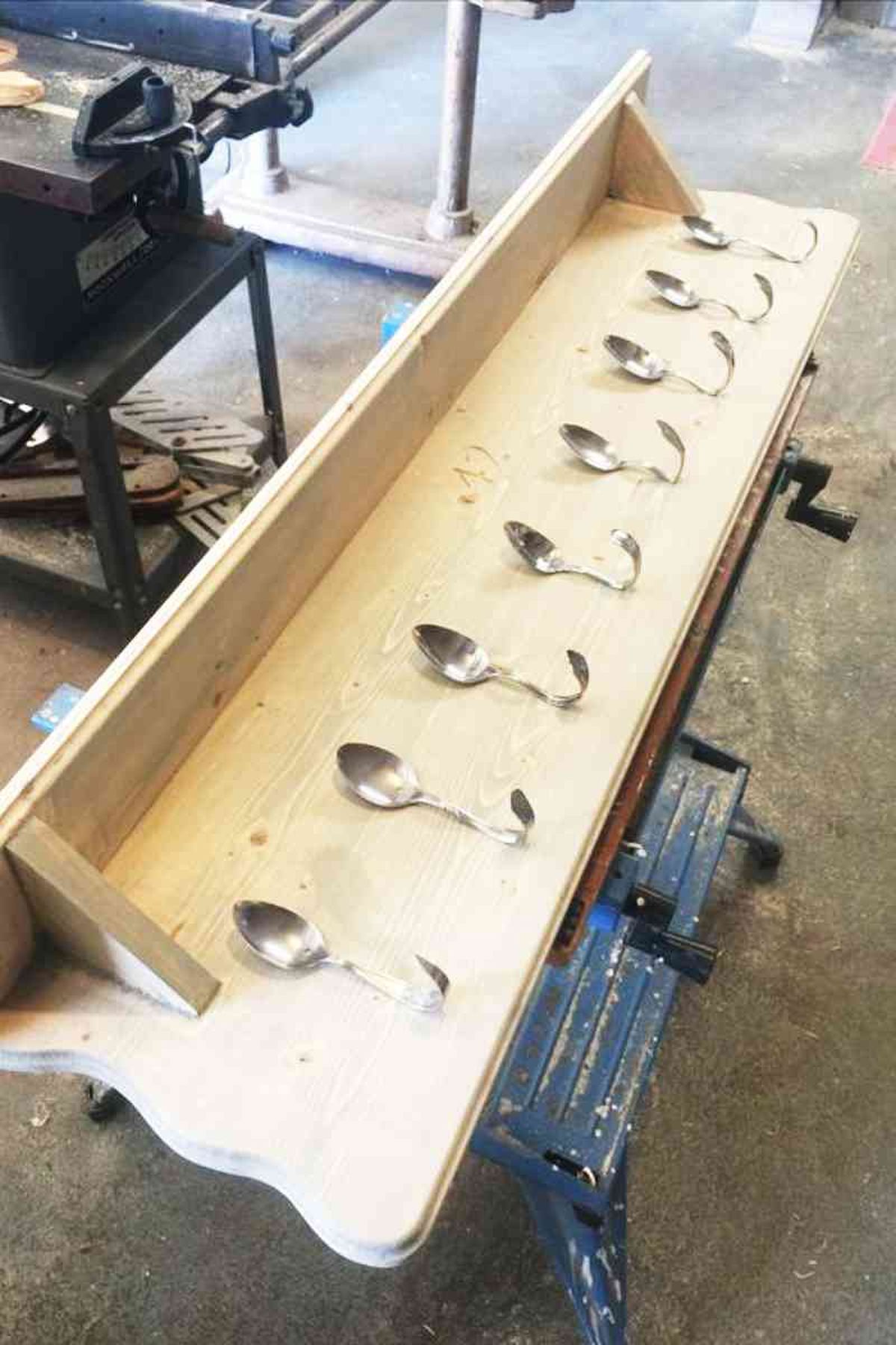 ideas reutilizar cucharas perchero pared