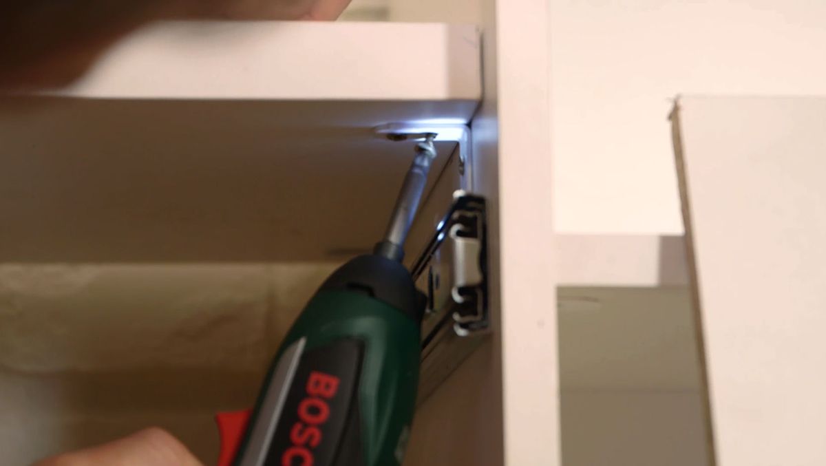 Cómo hacer un escritorio con estanterías paso 8