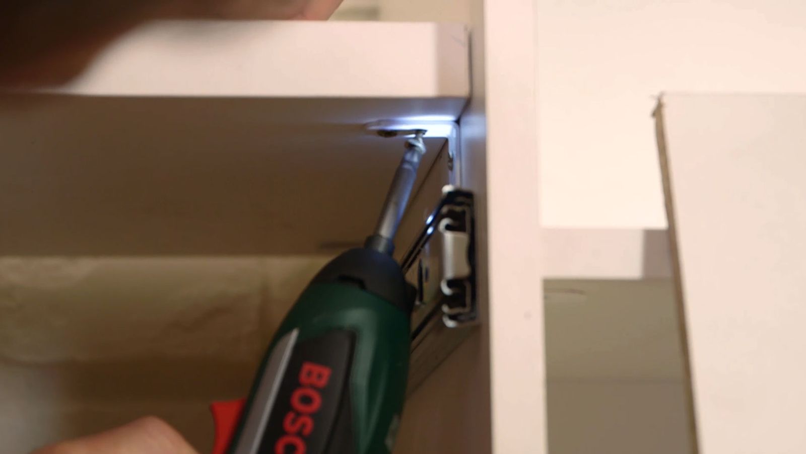 Cómo hacer un escritorio con estanterías paso 8