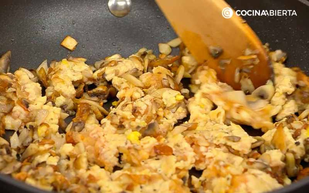 Cocina los champiñones con la carne de las alas de pollo