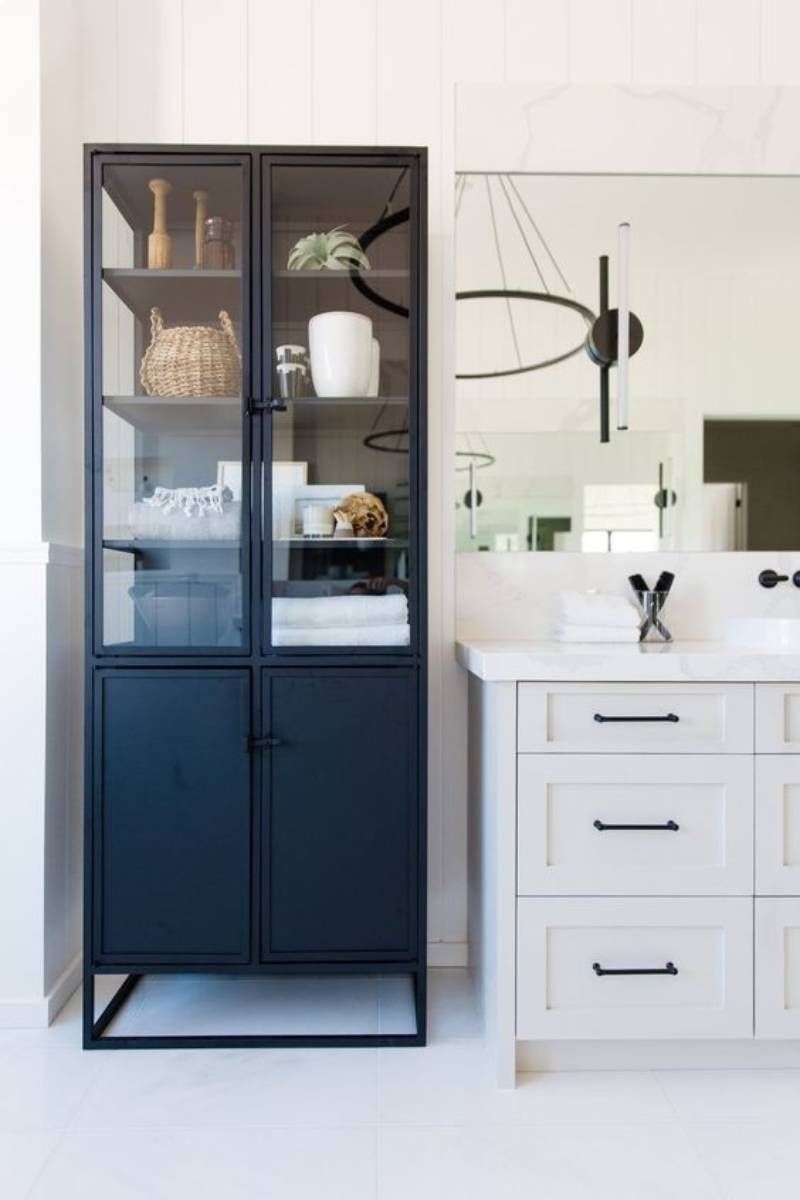 Cuarto de baño con vitrina.