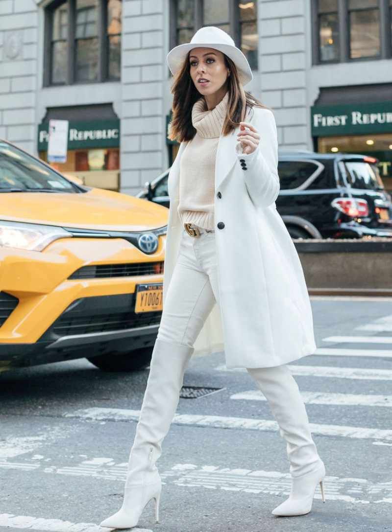 Botas blancas altas sobre pantalón vaquero blanco