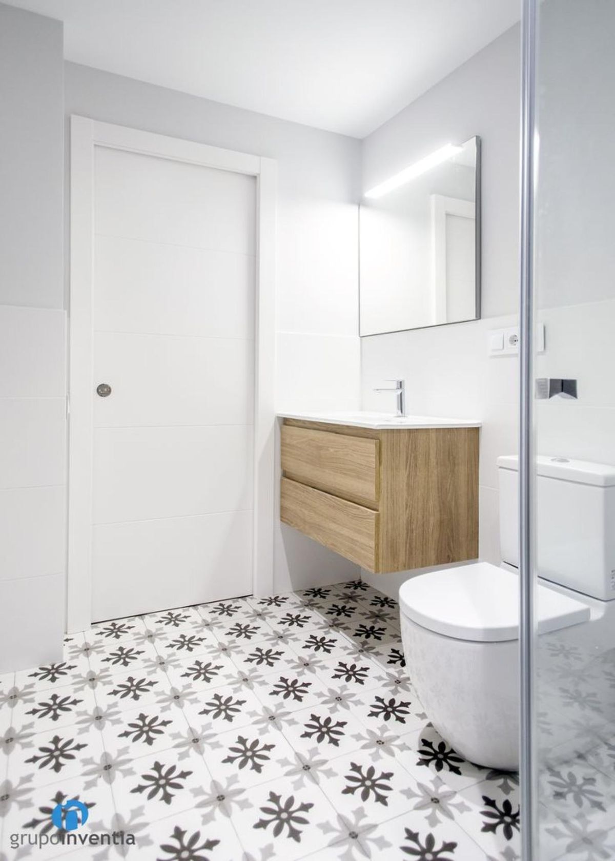 Los azulejos de mosaicos son geniales para los suelos de los baños pequeños.