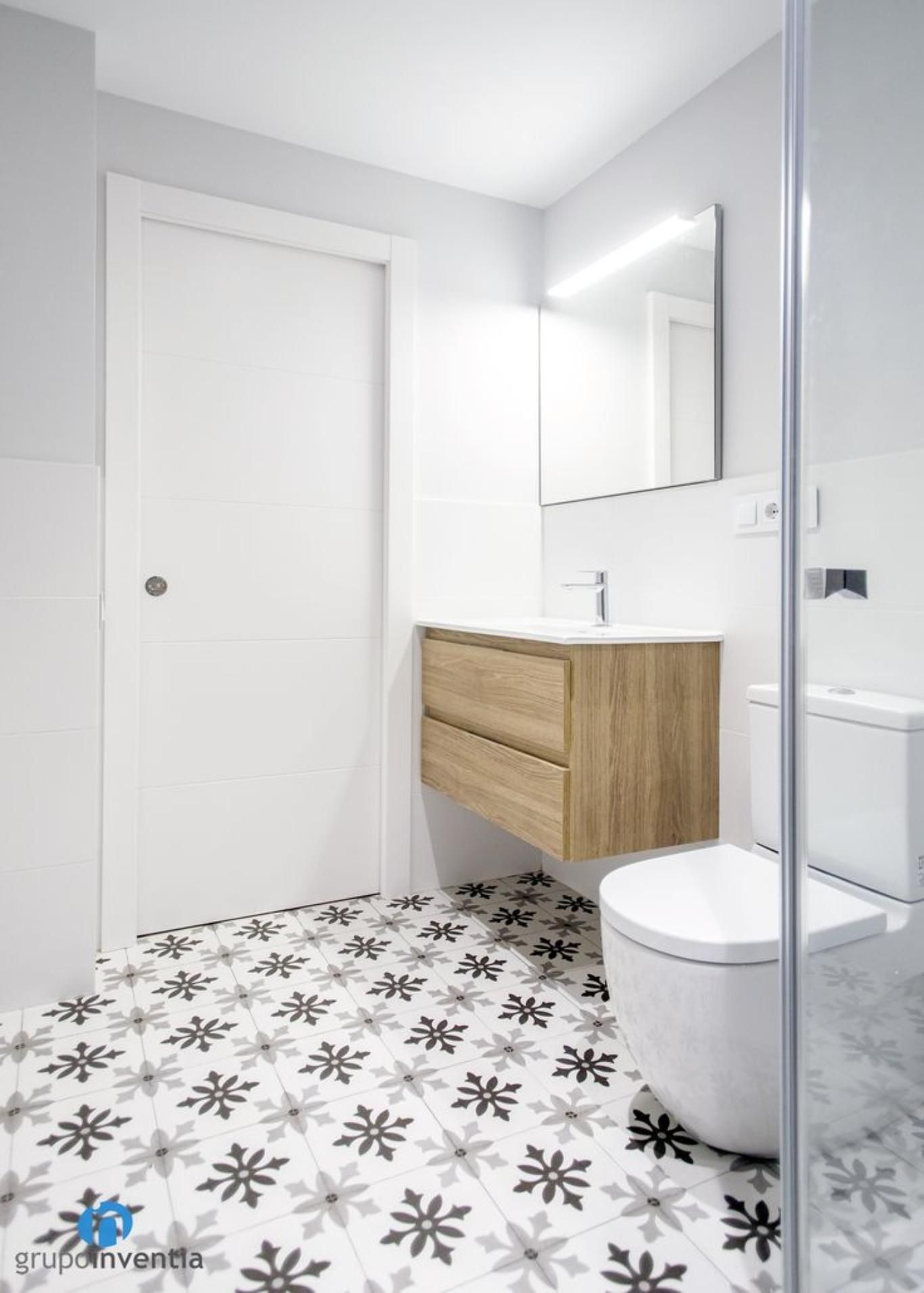 Los azulejos de mosaicos son geniales para los suelos de los baños pequeños.