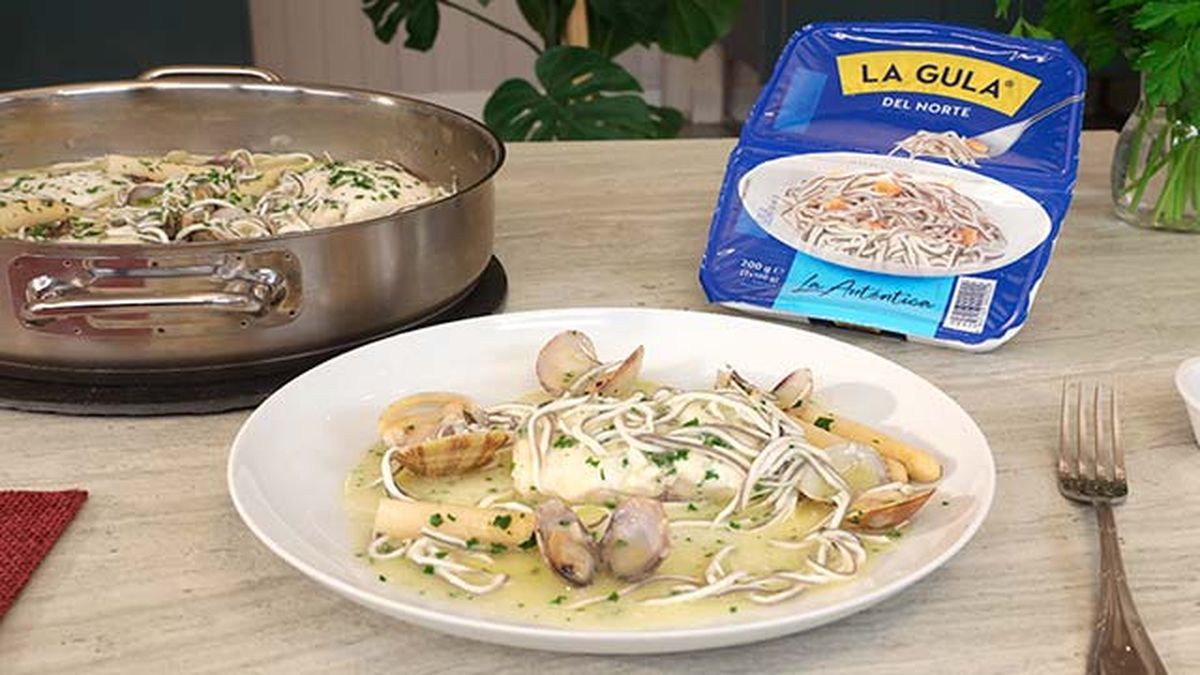 01 receta merluza en salsa verde con gulas y almejas paso 6