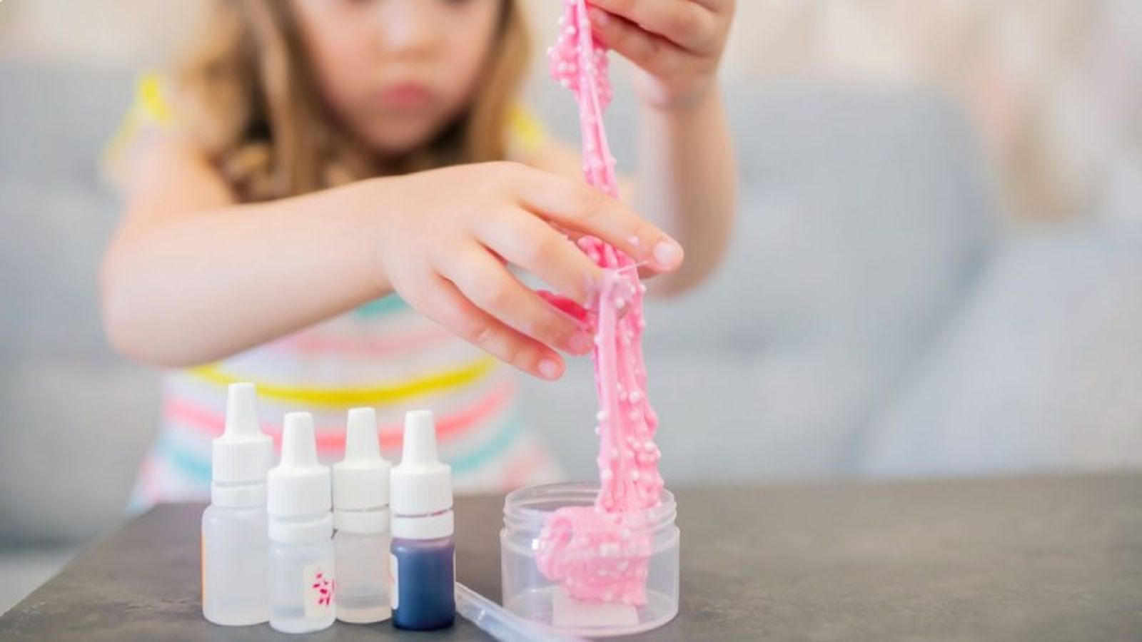 Procura no manchar tu ropa si haces slime casero