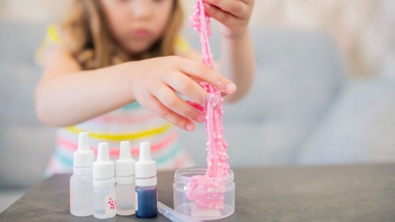Procura no manchar tu ropa si haces slime casero