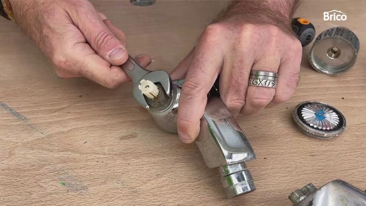 como arreglar un grifo bimando que gotea paso 2
