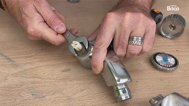 como arreglar un grifo bimando que gotea paso 2