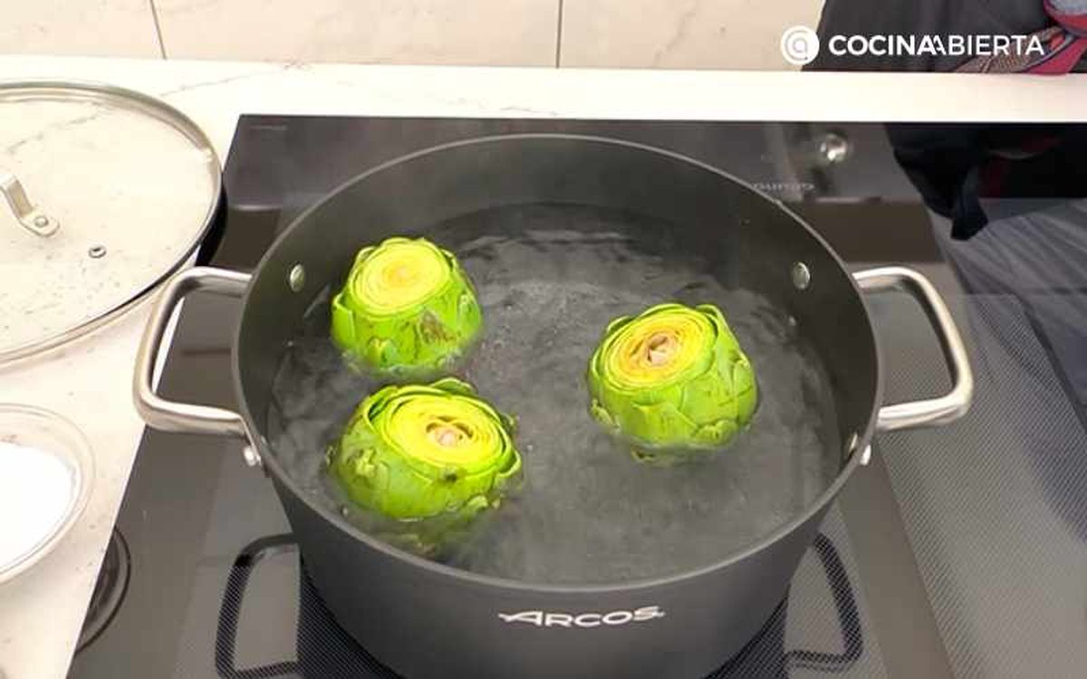 Cuece las alcachofas