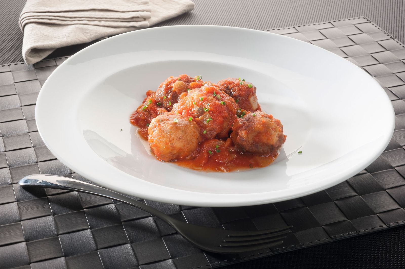 Albóndigas de atún en salsa de tomate cocina abierta