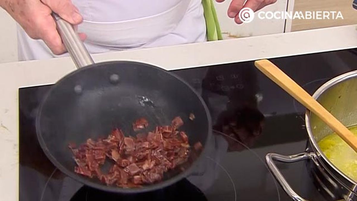 patatas con guisantes y jamon guiso receta karlos arguinano karl67440321 paso3