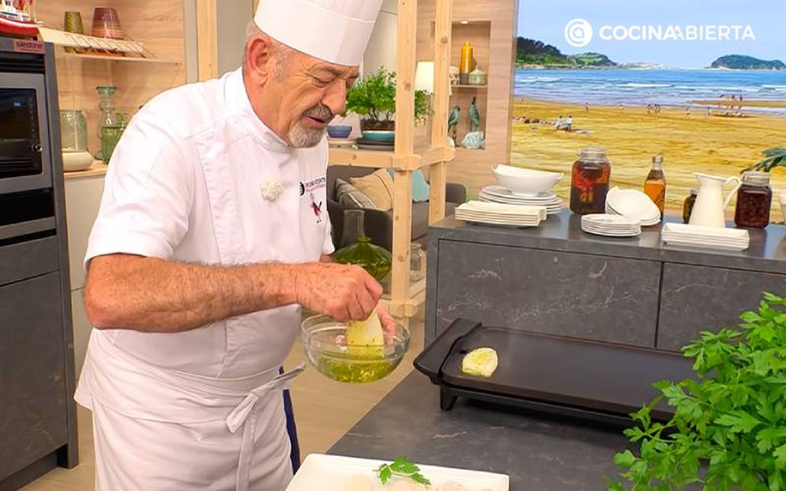 Unta los chipirones en la mezcla de aceite, ajos y perejil