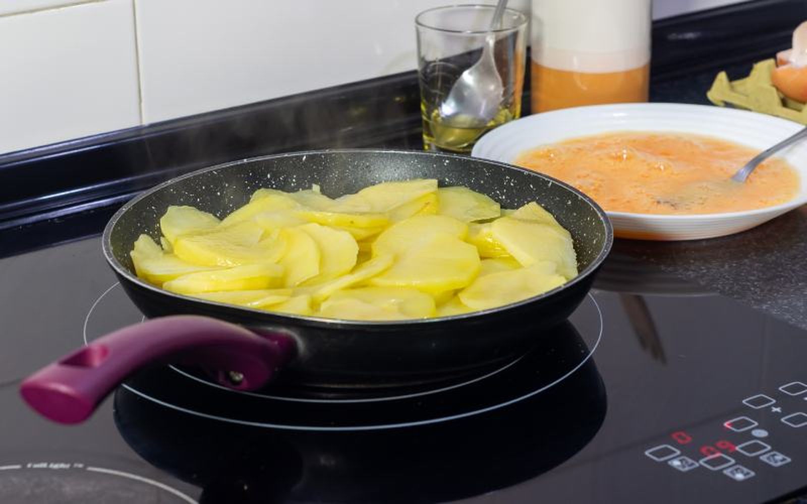 Al freír patatas, basta con un dedo de aceite en la sartén