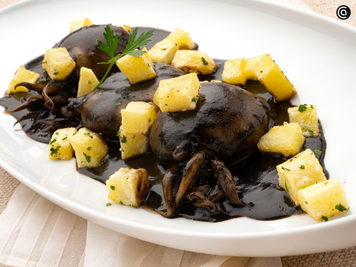 Aprende a preparar sepia en su tinta con patatas fritas con la receta fácil de Karlos Arguiñano