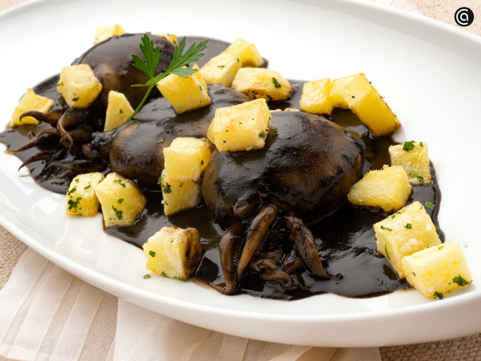 Aprende a preparar sepia en su tinta con patatas fritas con la receta fácil de Karlos Arguiñano