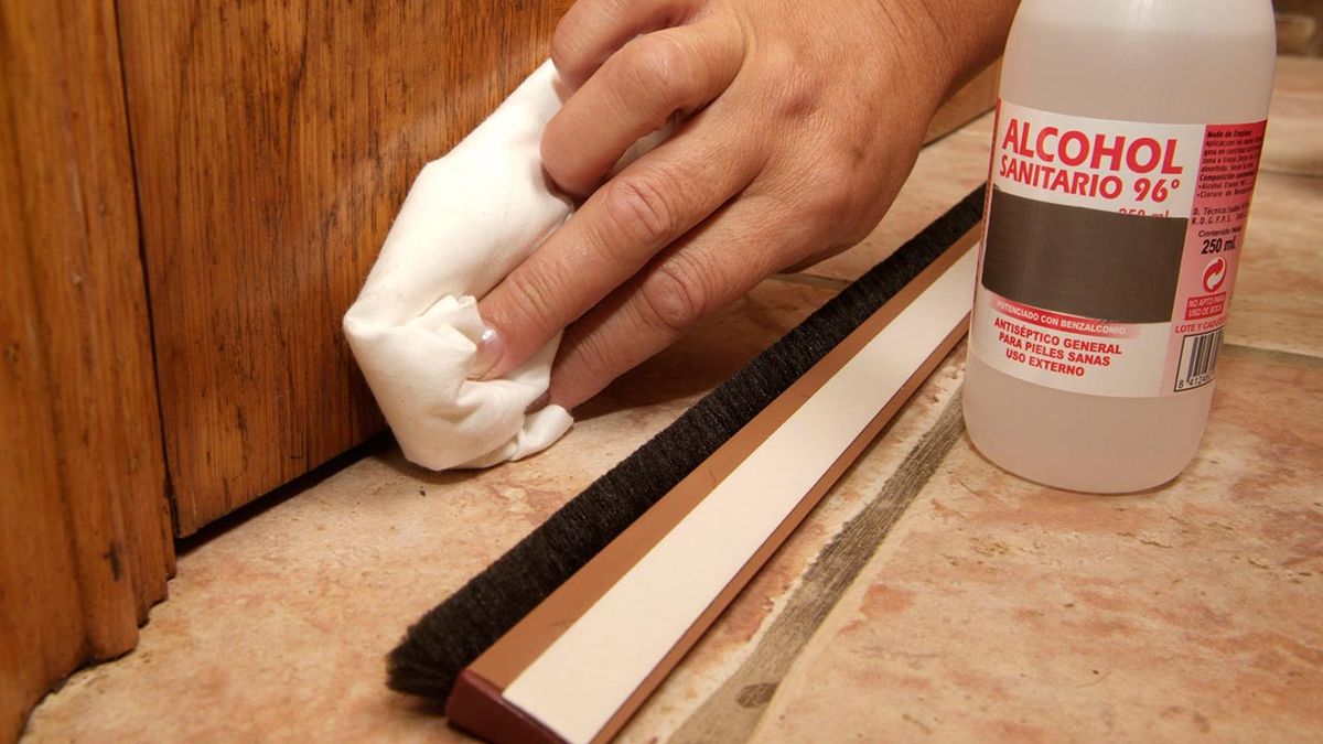 Cómo colocar un burlete en la puerta de entrada paso 6