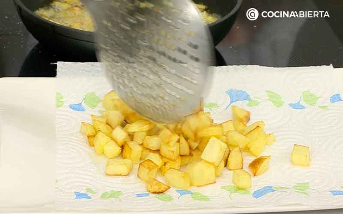 Fríe las patatas y reserva
