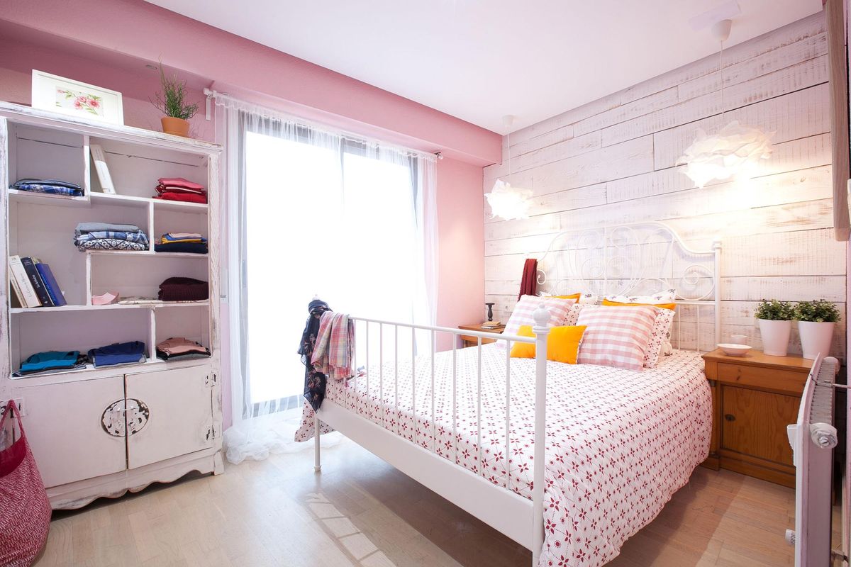 Dormitorio romántico en rosa y blanco