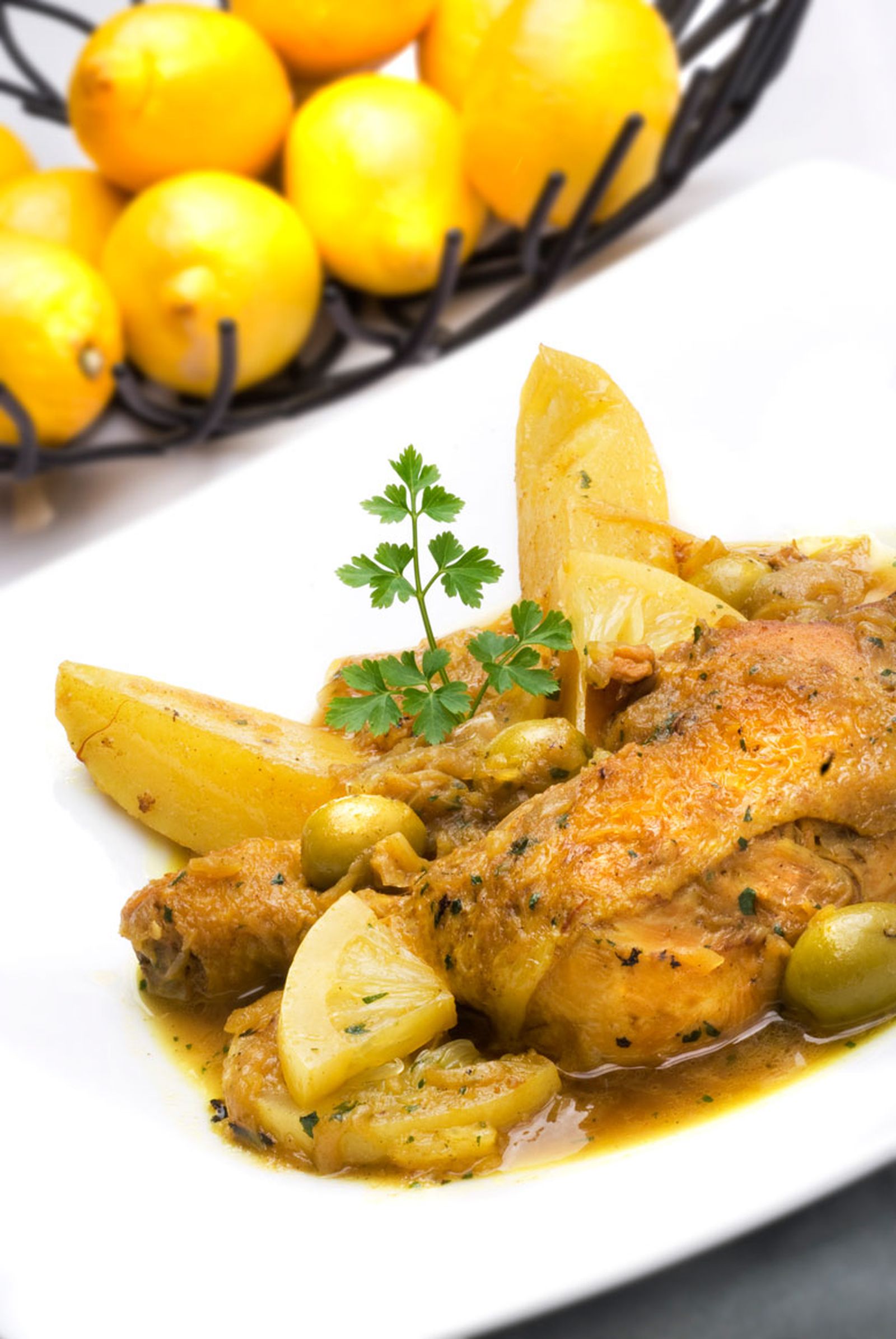 Pollo con limón confitado