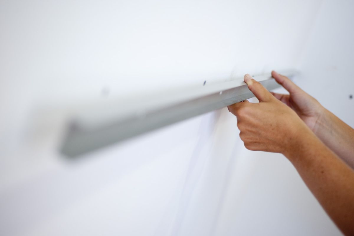 Bricomania 662 Fijar escritorio en la pared p8