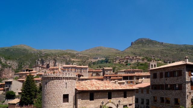 7 pueblos bonitos cerca de barcelona castellar de n hug 1