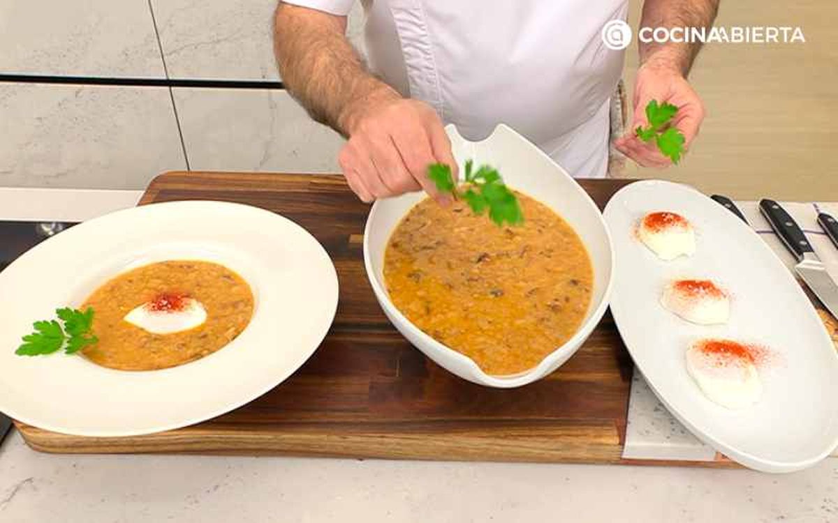 Sirve y decora la sopa de ajo con perejil y huevo escalfado