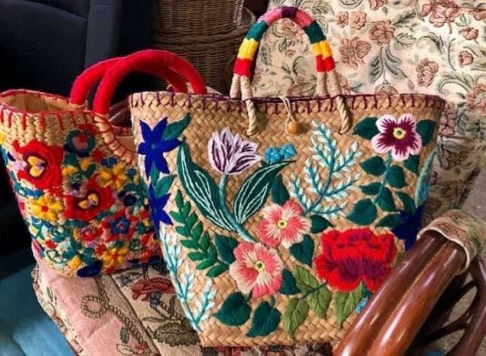 Capazos con bordados florales.
