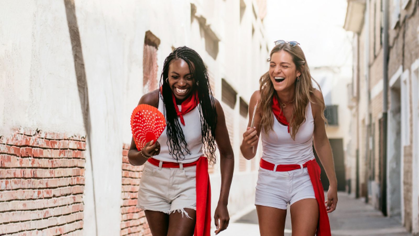 Cómo combinar los colores de ropa rojo