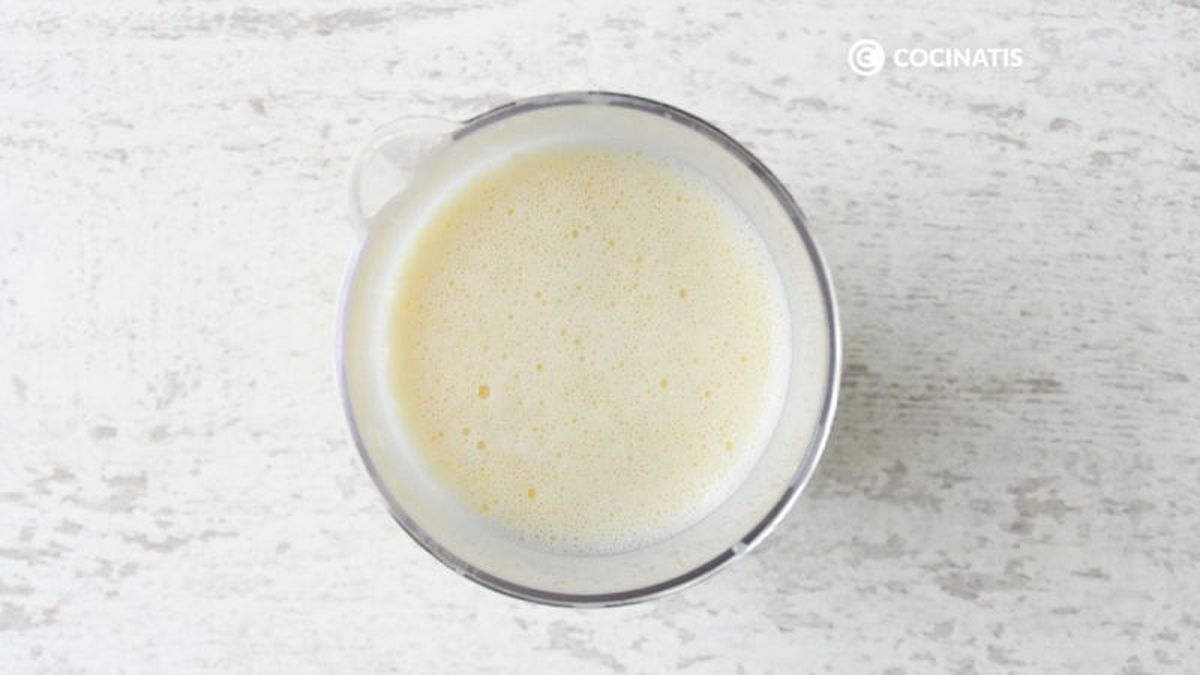 Batimos los ingredientes del flan