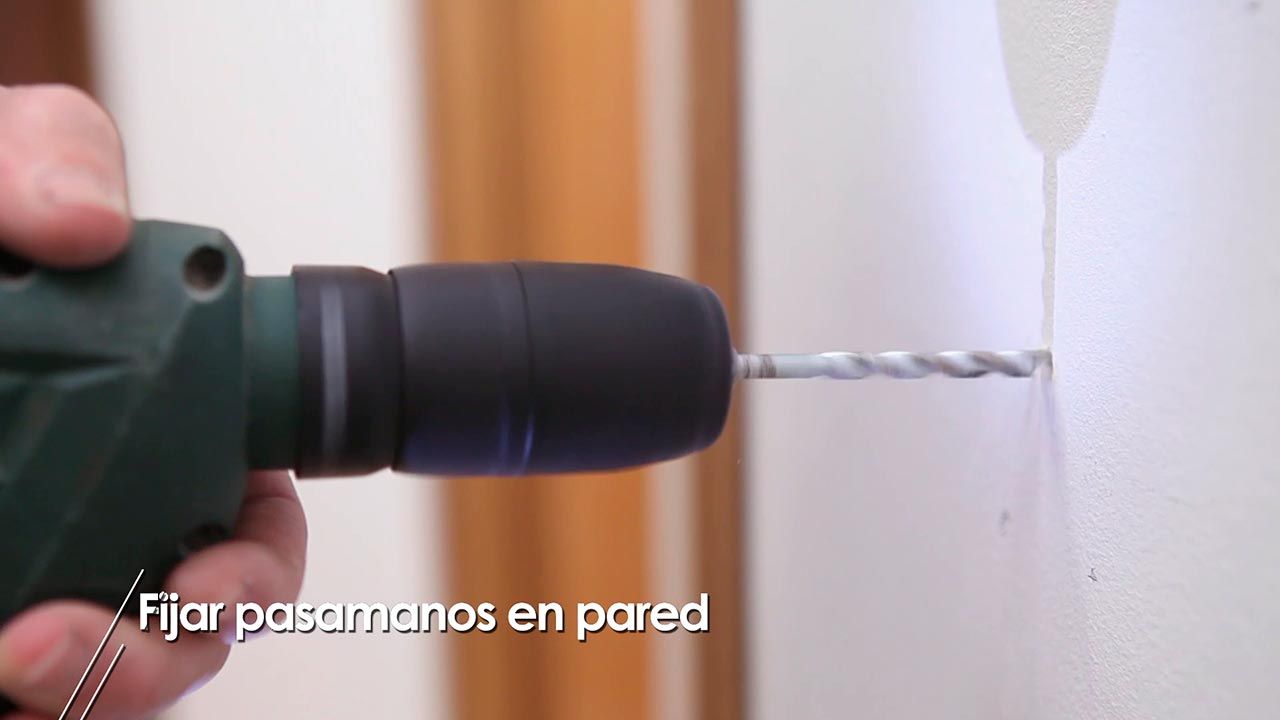 Como fijar un pasamanos en la pared paso 3