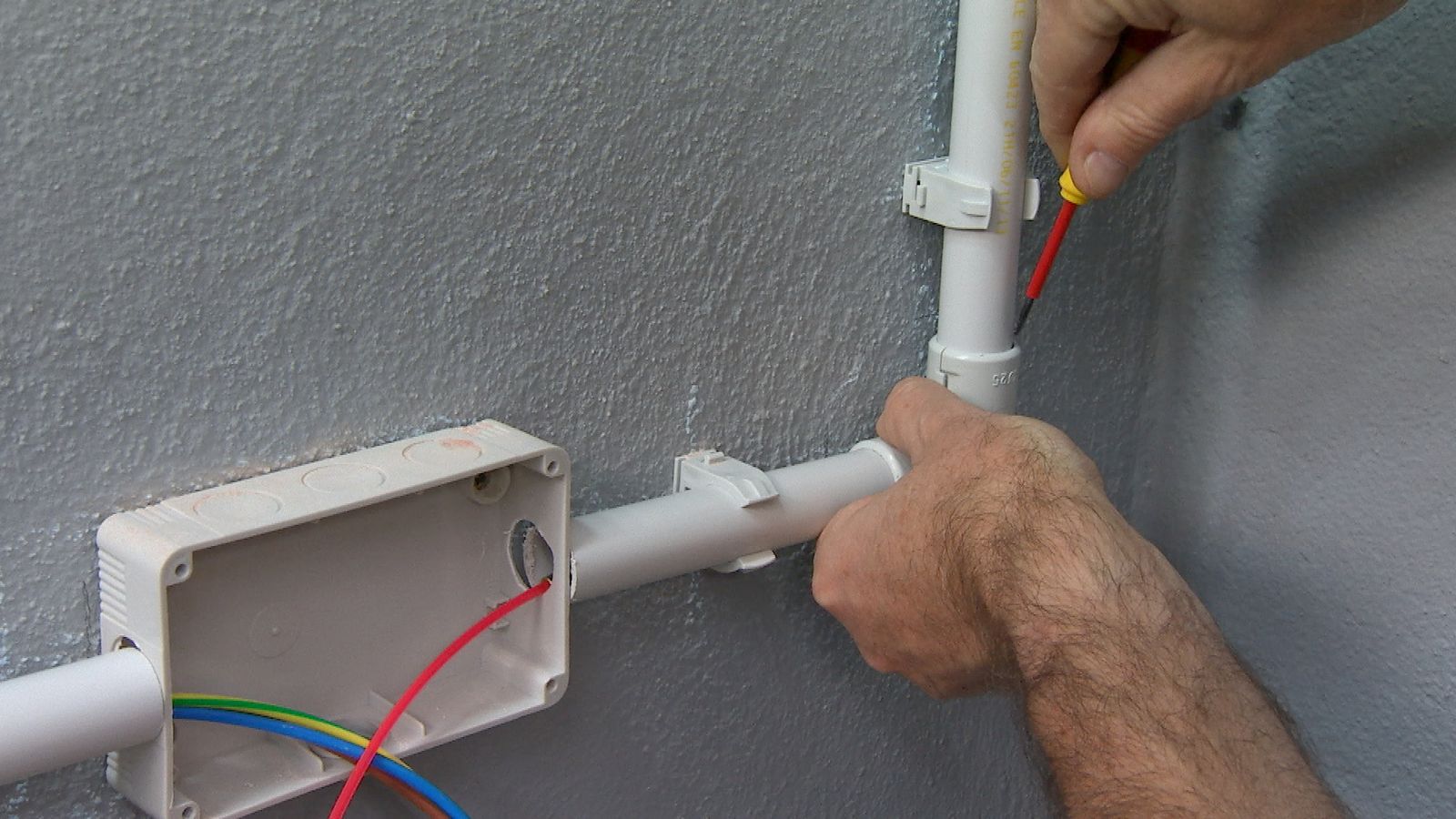 Instalación eléctrica de superficie paso 10
